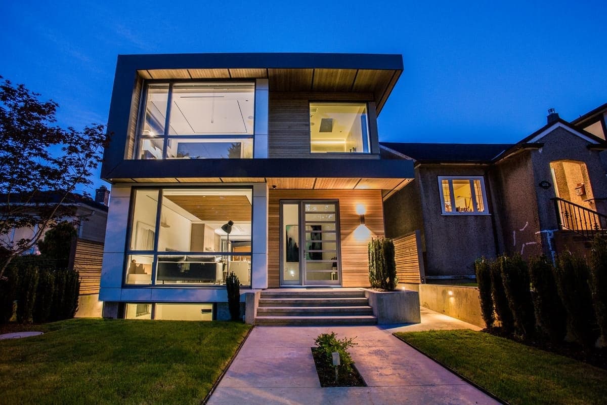 VistaLuxe WD LINE mulled units, each with casement (upper left of each unit) mulled to direct sets
Flush exterior profile style